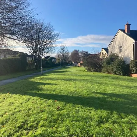 Entire Terraced Two Story Redbrick House With Parking In Secluded Cul De Sac Villa *