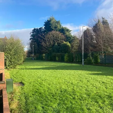 Entire Terraced Two Story Redbrick House With Parking In Secluded Cul De Sac Вилла