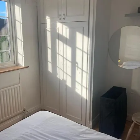 Вилла Entire Terraced Two Story Redbrick House With Parking In Secluded Cul De Sac *