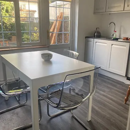 Entire Terraced Two Story Redbrick House With Parking In Secluded Cul De Sac Вилла