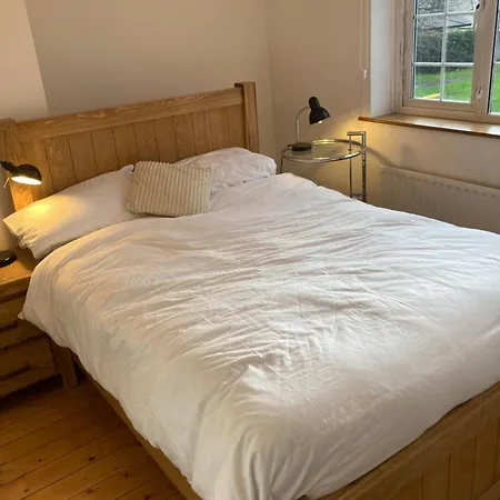 Entire Terraced Two Story Redbrick House With Parking In Secluded Cul De Sac *