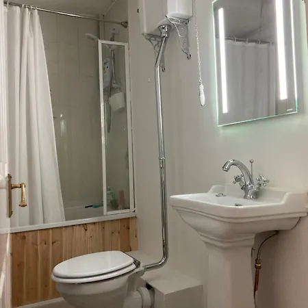 Вилла Entire Terraced Two Story Redbrick House With Parking In Secluded Cul De Sac