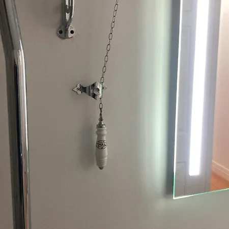 Entire Terraced Two Story Redbrick House With Parking In Secluded Cul De Sac *