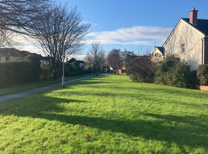 Entire Terraced Two Story Redbrick House With Parking In Secluded Cul De Sac Villa *