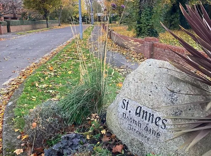 Entire Terraced Two Story Redbrick House With Parking In Secluded Cul De Sac *