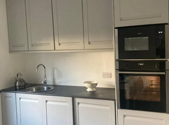 Entire Terraced Two Story Redbrick House With Parking In Secluded Cul De Sac