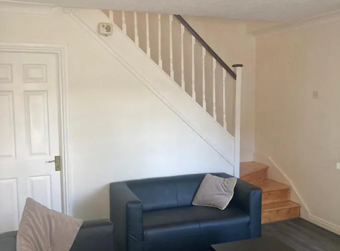 Villa Entire Terraced Two Story Redbrick House With Parking In Secluded Cul De Sac