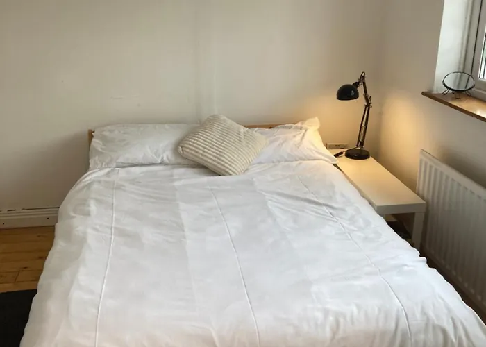 Villa Entire Terraced Two Story Redbrick House With Parking In Secluded Cul De Sac