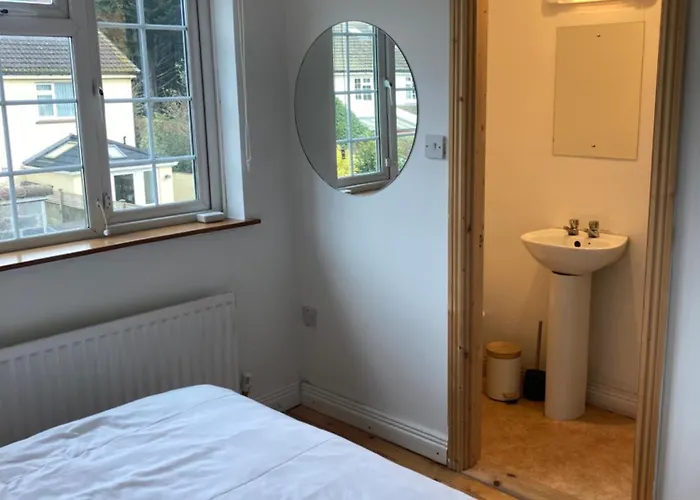 Entire Terraced Two Story Redbrick House With Parking In Secluded Cul De Sac