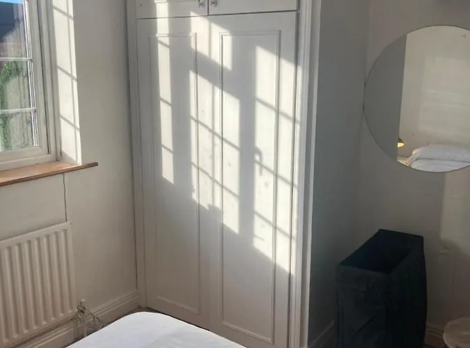 Villa Entire Terraced Two Story Redbrick House With Parking In Secluded Cul De Sac *