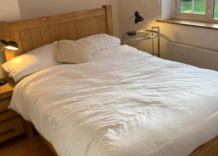 Entire Terraced Two Story Redbrick House With Parking In Secluded Cul De Sac *