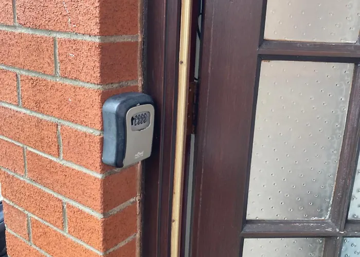 Entire Terraced Two Story Redbrick House With Parking In Secluded Cul De Sac